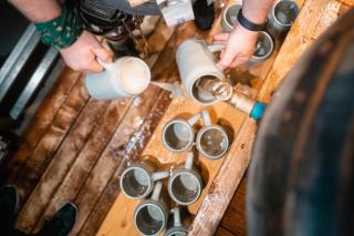 Schankkellner zapft Bier auf dem Oktoberfest